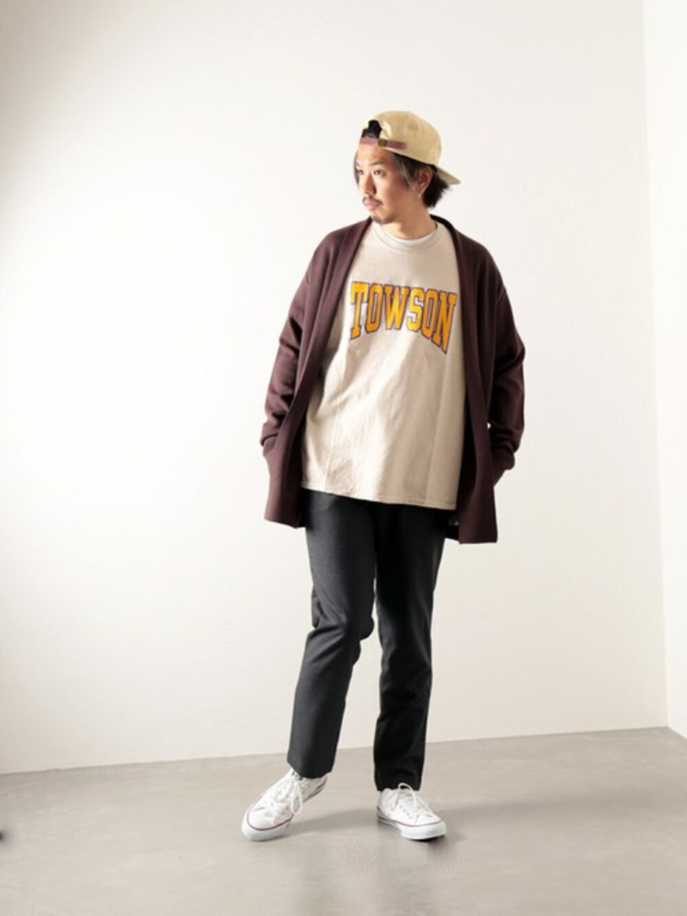 ブラウン系のカーディガン/ボレロ、ベージュ系のTシャツ/カットソー、グレー系のスラックスを着用したメンズの夏コーディネートの1枚目の写真