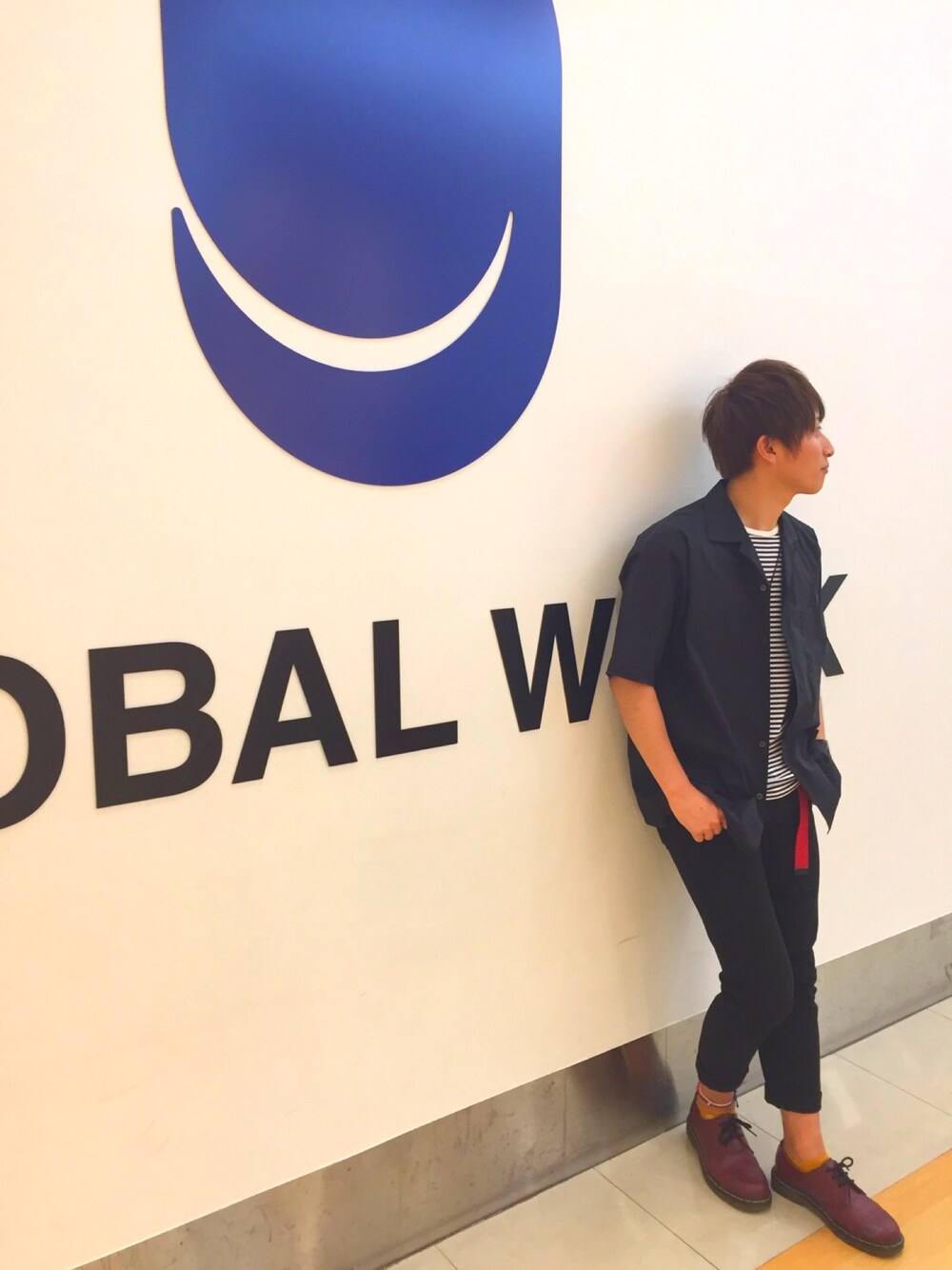 ブラック系のシャツ/ブラウス、その他のTシャツ/カットソー、ブラック系のデニムパンツを着用したメンズの夏コーディネートの1枚目の写真