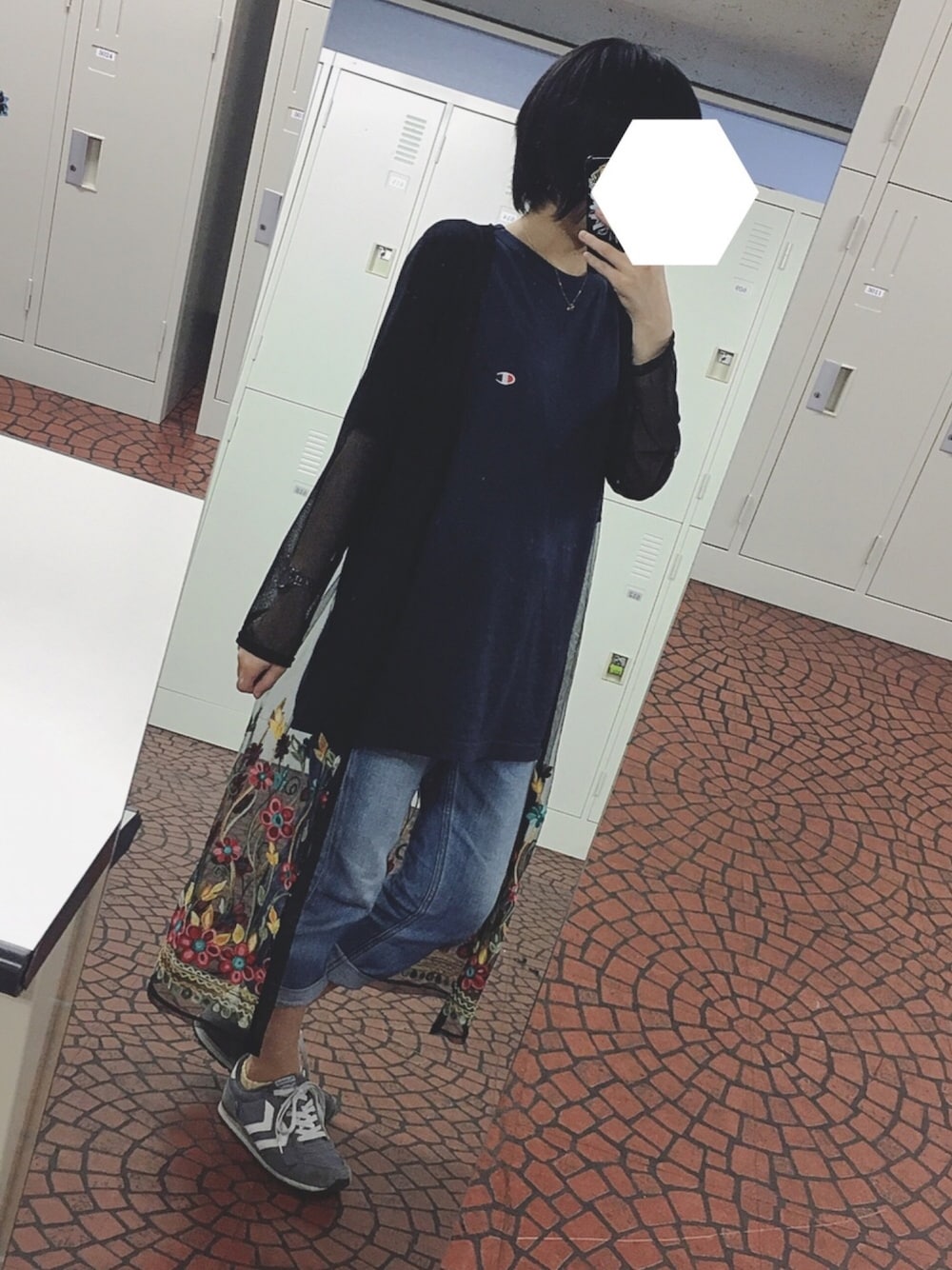ブルー系のTシャツ/カットソー、グレー系のスニーカー、ブルー系のデニムパンツを着用したレディースの夏コーディネートの1枚目の写真