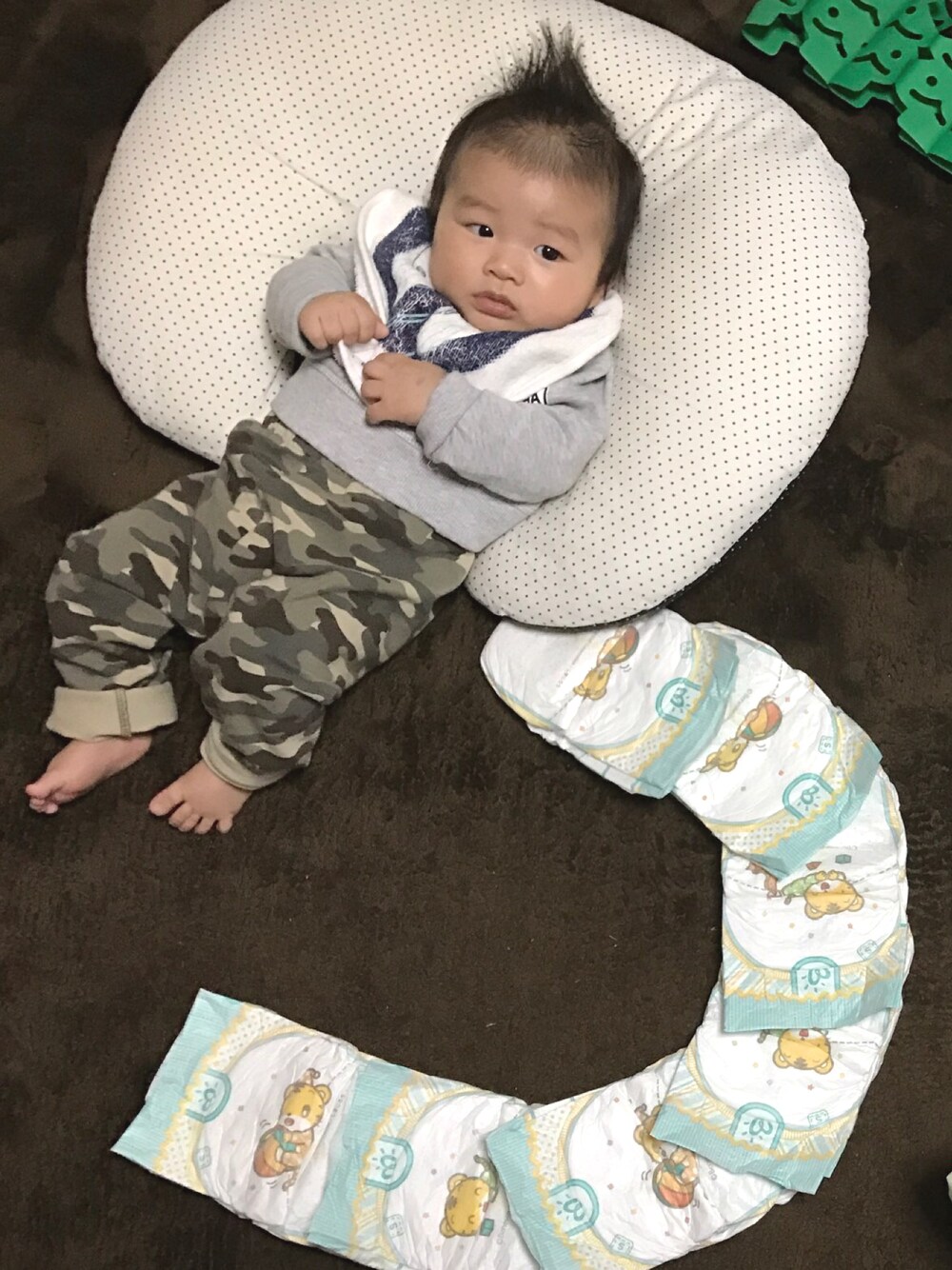 「3ヶ月、おむつアート、カモフラ」｜「UNIQLOのBABY レギンス（カモフラ・10分丈）（その他ベビー用品、グリーン系）」を使った、cosmoさん（レディース・164cm）の冬コーディネートの1枚目の写真