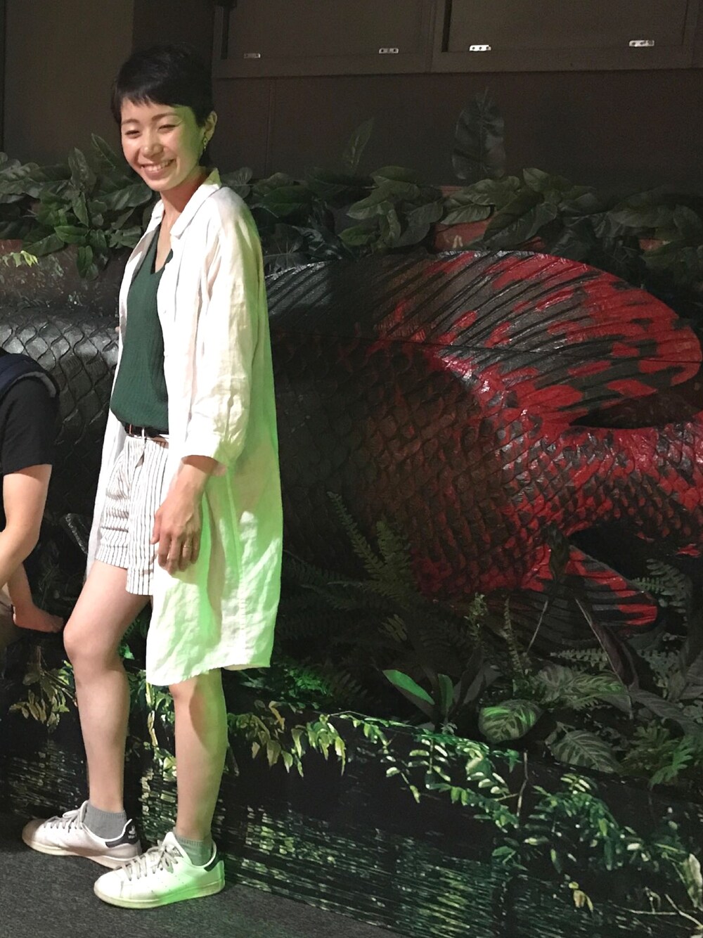 「水族館、ママコーデ、ショートパンツ」｜「adidasのadidas アディダス STAN SMITH スタンスミス M20325 ABC-MART限定 RWHI/RWHI/NEWNAV        （スニーカー、ホワイト系）」を使った、cosmoさん（レディース・164cm）の夏コーディネートの1枚目の写真