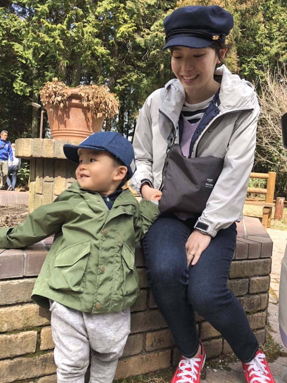 「旅行、動物園、マウンテンパーカー、カジュアル、息子とおでかけ」｜「URBAN RESEARCH Sonny Labelのマルチファンクション4WAYマウンテンパーカー（マウンテンパーカー、グレー系）」を使った、cosmoさん（レディース・164cm）の春コーディネートの1枚目の写真