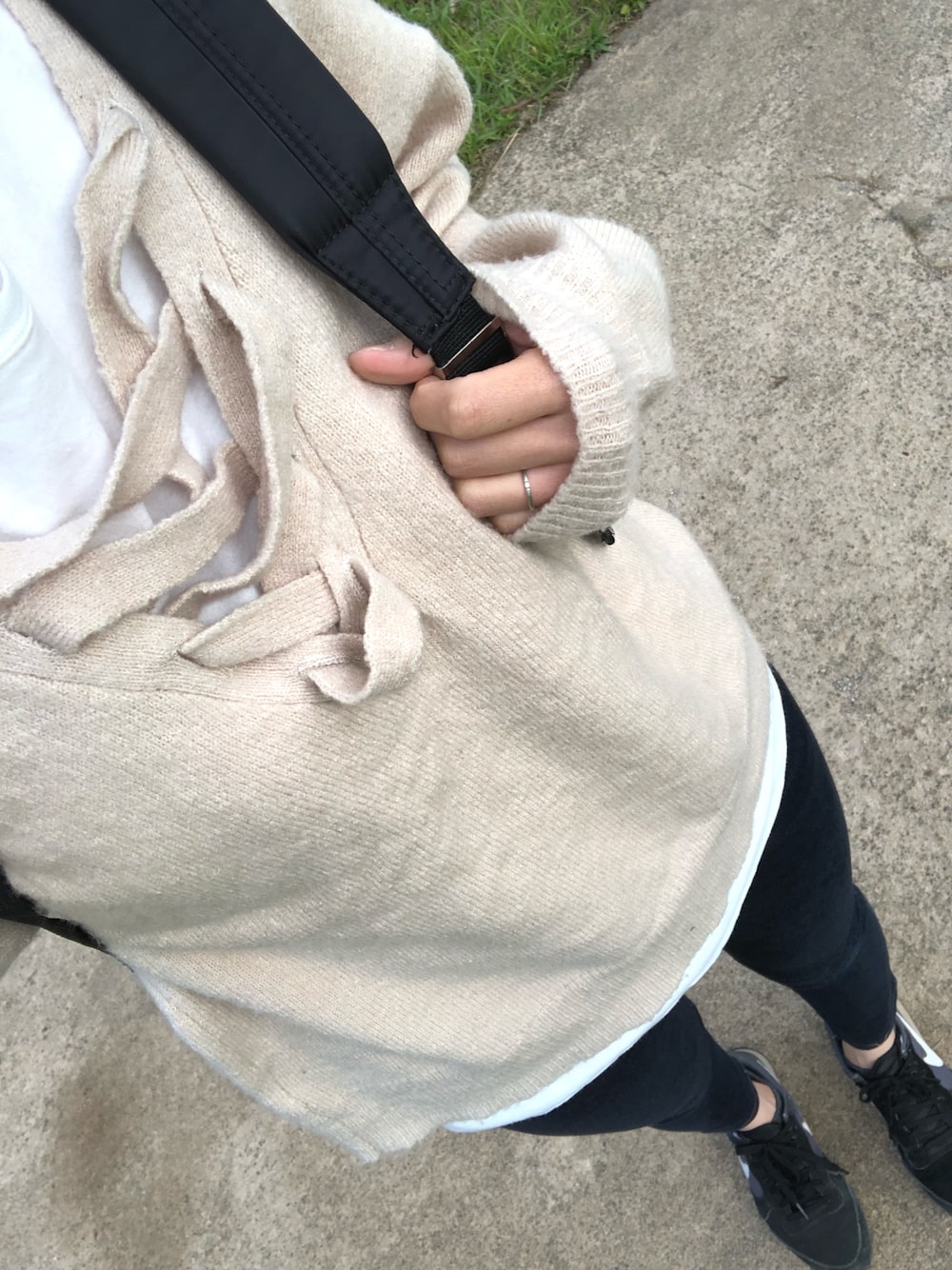 「春ニット、Tシャツイン、公園、寒い、砂場遊び」｜「ROSE BUDの（OUTDOOR PRODUCTS × ROSEBUD、ROSE BUD COUPLES）LR-16104 BACK PACK[リュック]（バックパック/リュック、ブラック系）」を使った、cosmoさん（レディース・164cm）の春コーディネートの1枚目の写真