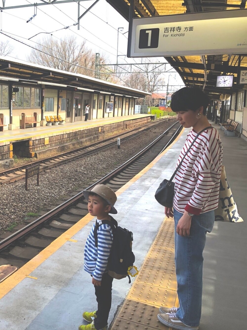 「ボーダー、親子コーデ、おそろい、公園スタイル、吉祥寺、井の頭公園」｜「KOBE LETTUCEの【WEARISTA田中亜希子さん×KOBE LETTUCEコラボ】ボーダー柄or無地　ヘビーウェイトカットソーボートネックロンTプルオーバー（Tシャツ/カットソー、レッド系）」を使った、cosmoさん（レディース・164cm）の春コーディネートの1枚目の写真