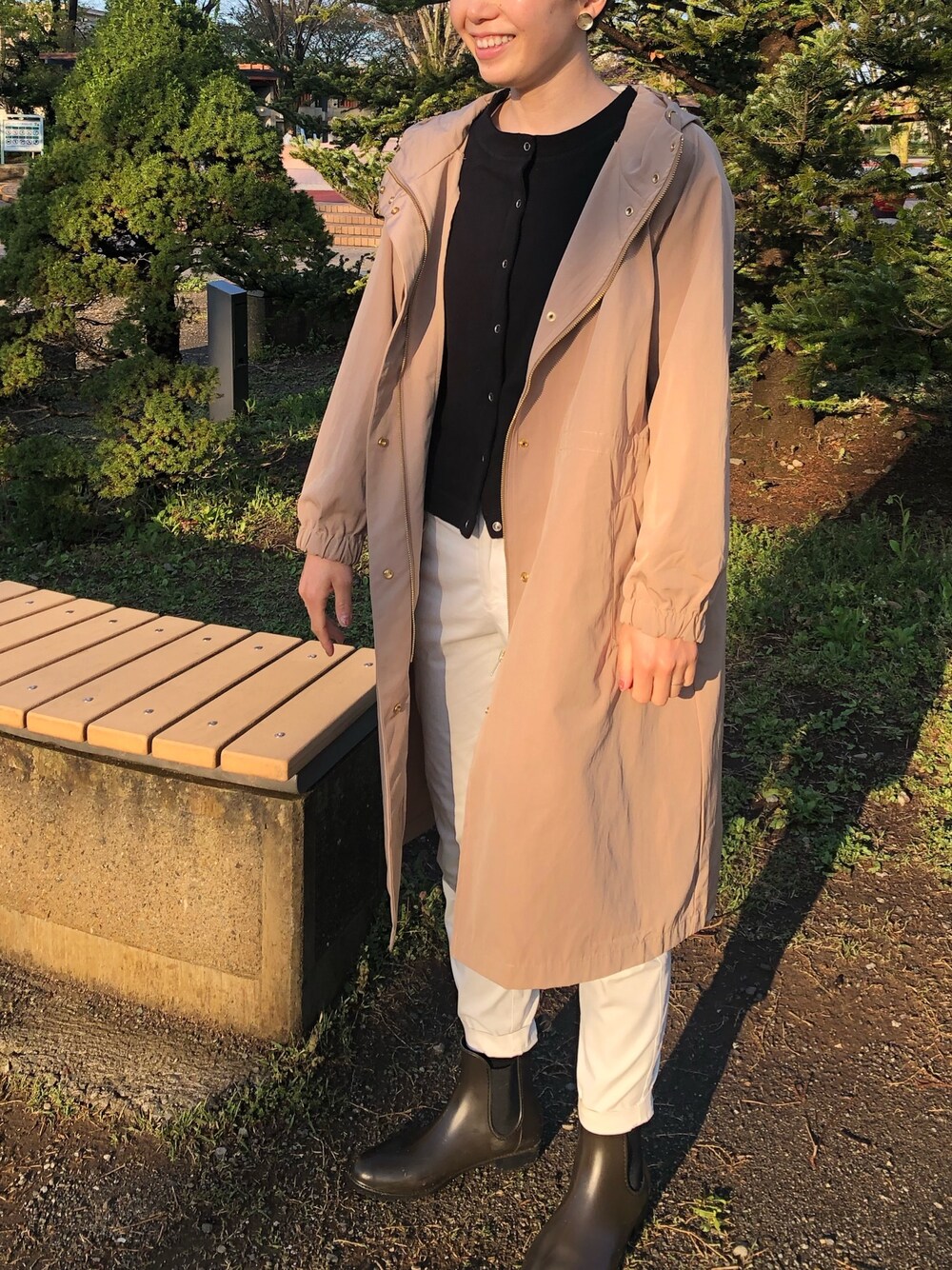 「シンプル、雨の日コーデ、マウンテンパーカー、公園」｜「HAPTICのアイテム（マウンテンパーカー、ベージュ系）」を使った、cosmoさん（レディース・164cm）の春コーディネートの1枚目の写真