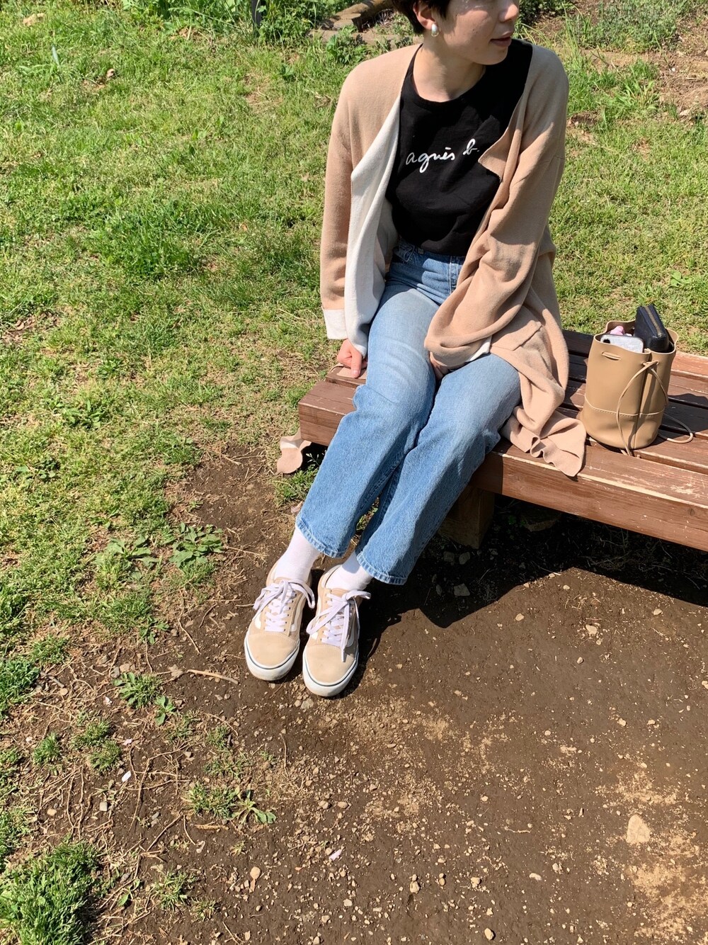 「公園、ピクニック、ベージュ、巾着バッグ、VANS、アニエスベー」｜「agnes b.のS137 TS ロゴTシャツ（Tシャツ/カットソー、ブラック系）」を使った、cosmoさん（レディース・164cm）の春コーディネートの1枚目の写真
