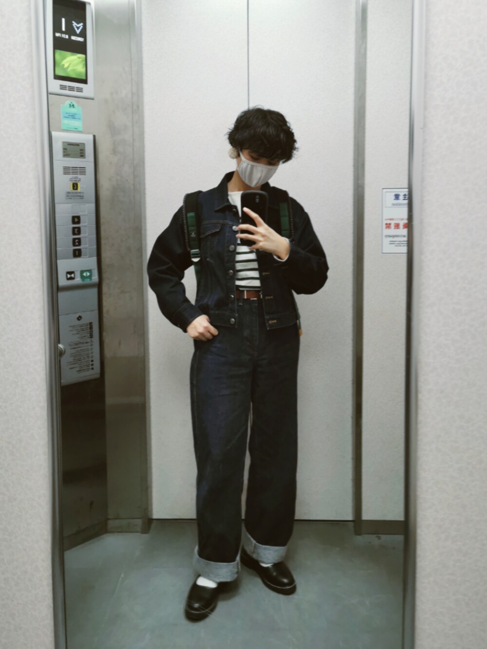 ブルー系のデニムパンツ、ブラック系のドレスシューズ、ホワイト系のTシャツ/カットソーを着用したレディースの秋コーディネートの1枚目の写真