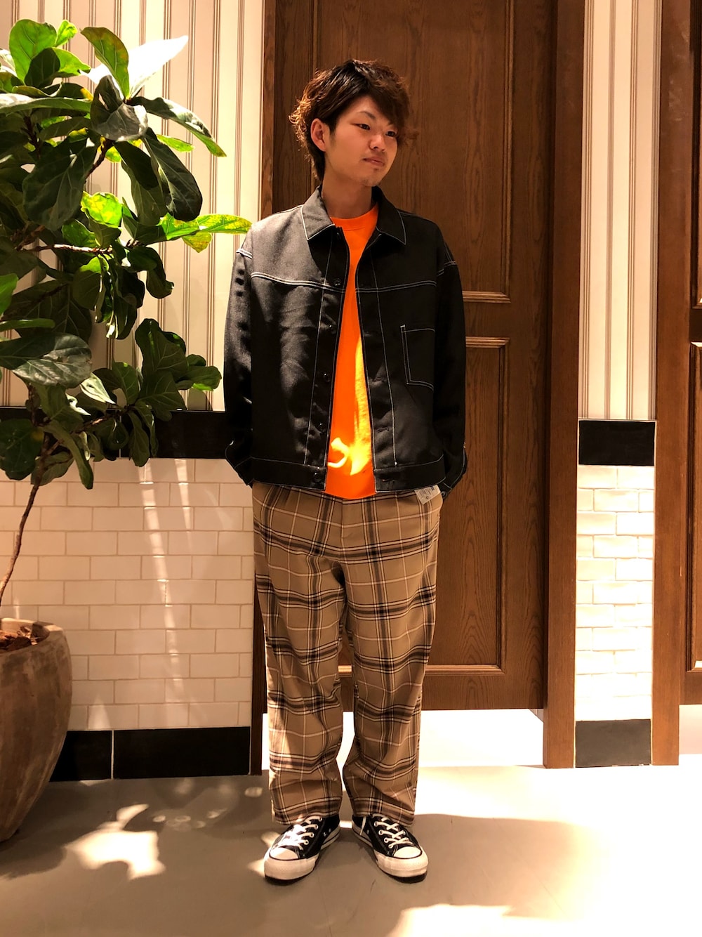 ブラック系のブルゾン、オレンジ系のスウェット、ベージュ系のその他パンツを着用したメンズの冬コーディネートの1枚目の写真