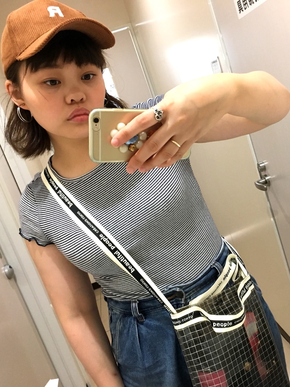 「beautifulpeople、サコッシュバッグ、コーデュロイキャップ、ブラウン」｜「GAPのアイテム（Tシャツ/カットソー、ブラック系）」を使った、KA13さん（レディース・156cm）の夏コーディネートの1枚目の写真