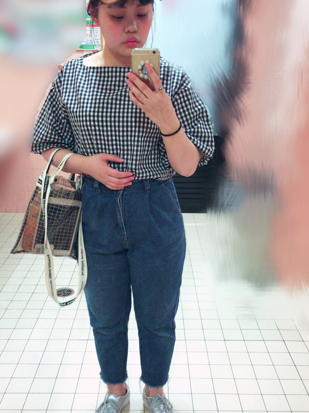 「チェックブラウス、ハイウェストデニム、beautifulpeople、サコッシュバッグ、スニーカー」｜「beautiful peopleの【beautiful people】≪STUDIOUS別注≫ビニールサコッシュ（ショルダーバッグ、ブラック系）」を使った、KA13さん（レディース・156cm）の秋コーディネートの1枚目の写真
