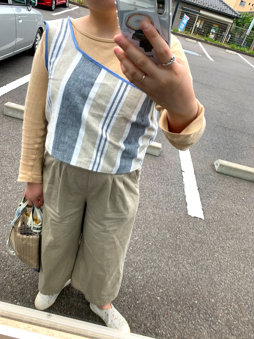 「ワンショルダー、ベージュパンツ、白スニーカー、無印良品、サコッシュバッグ、beautifulpeople」｜「beautiful peopleの【beautiful people】≪STUDIOUS別注≫ビニールサコッシュ（ショルダーバッグ、ブラック系）」を使った、KA13さん（レディース・156cm）の春コーディネートの1枚目の写真