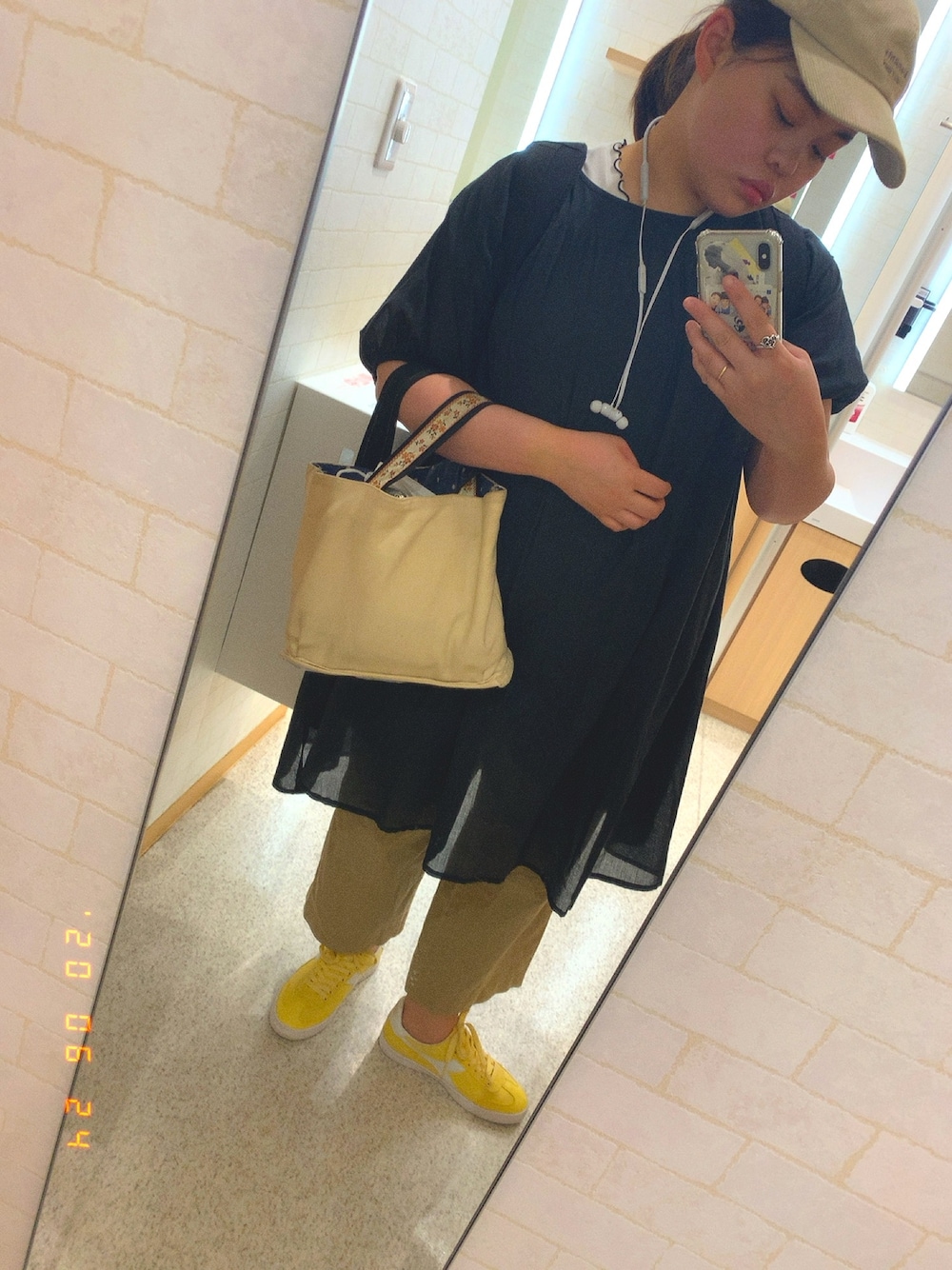 「黒ワンピ、ベージュパンツ、diadora、キャップ」｜「DIADORAのPITCH CV（スニーカー、イエロー系）」を使った、KA13さん（レディース・156cm）の夏コーディネートの1枚目の写真