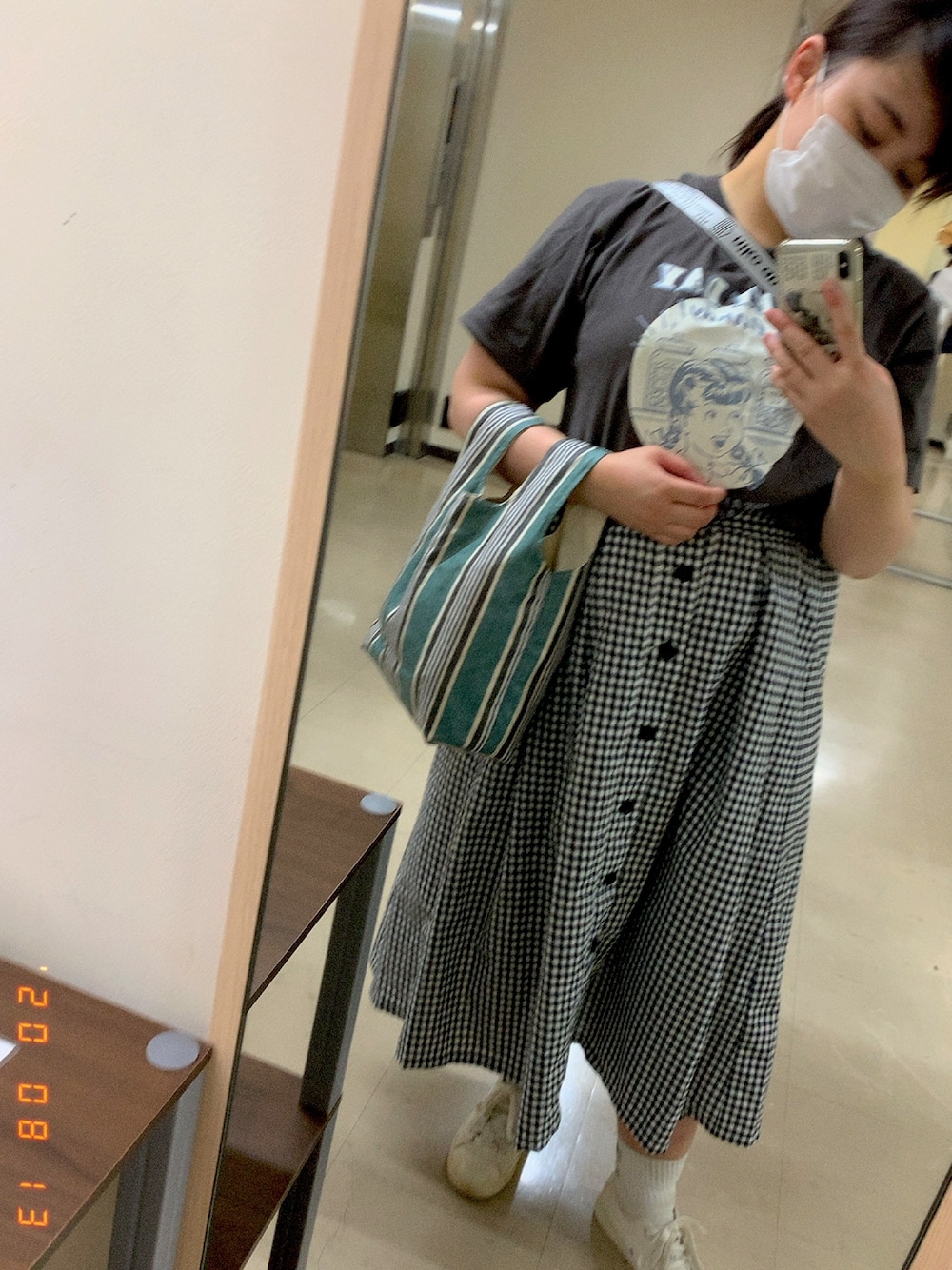 「Tシャツ、プリントT、ギンガムチェック、Honeys」｜「niko and...のオリジナルニコロゴメッシュトート2WAYバッグ（トートバッグ、グレー系）」を使った、KA13さん（レディース・156cm）の夏コーディネートの1枚目の写真