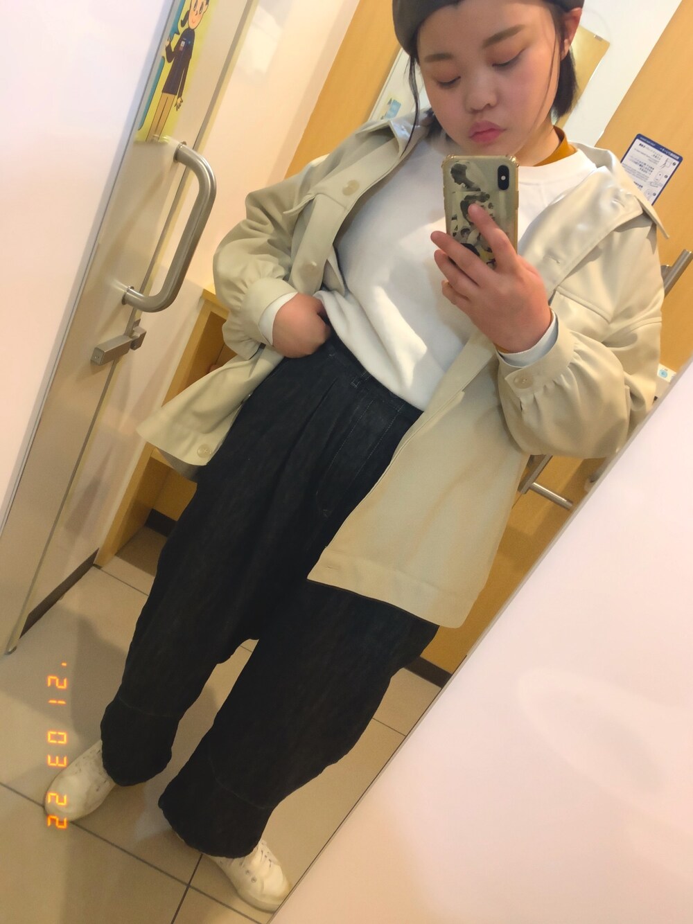「フェイクレザー、ベレー帽、デニムパンツ」｜「しまむらのアイテム（ジャケット/アウター、ホワイト系）」を使った、KA13さん（レディース・156cm）の春コーディネートの1枚目の写真