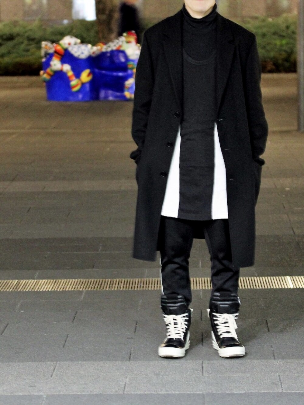 「シンプル、Y-3、RICK OWENS、UNIQLO、ストリート、ootd、mode、モード、ブラック、ブラックコーデ」｜「UNIQLOのアイテム（チェスターコート、ブラック系）」を使った、yusaku.funadaさん（メンズ・168cm）の冬コーディネートの1枚目の写真
