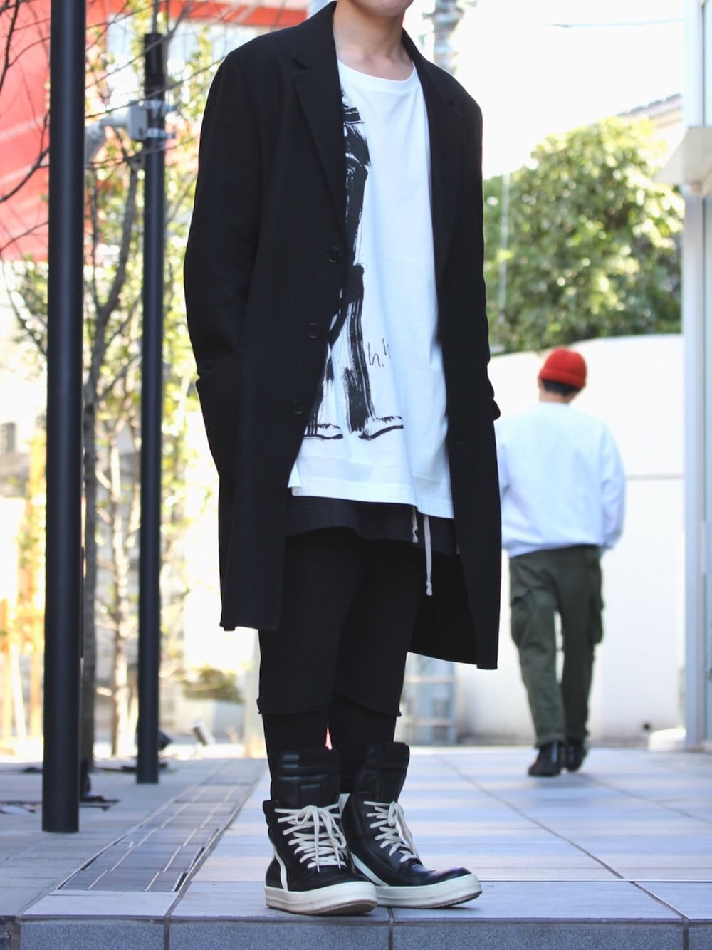 「ブラック、ストリート、Y-3、UNIQLO、RICK OWENS、ootd、outfit、モード、モノクロ、ユニクロ」｜「Y-3のM UNISEX T-SHIRT SKETCH 2（Tシャツ/カットソー、ホワイト系）」を使った、yusaku.funadaさん（メンズ・168cm）の冬コーディネートの1枚目の写真