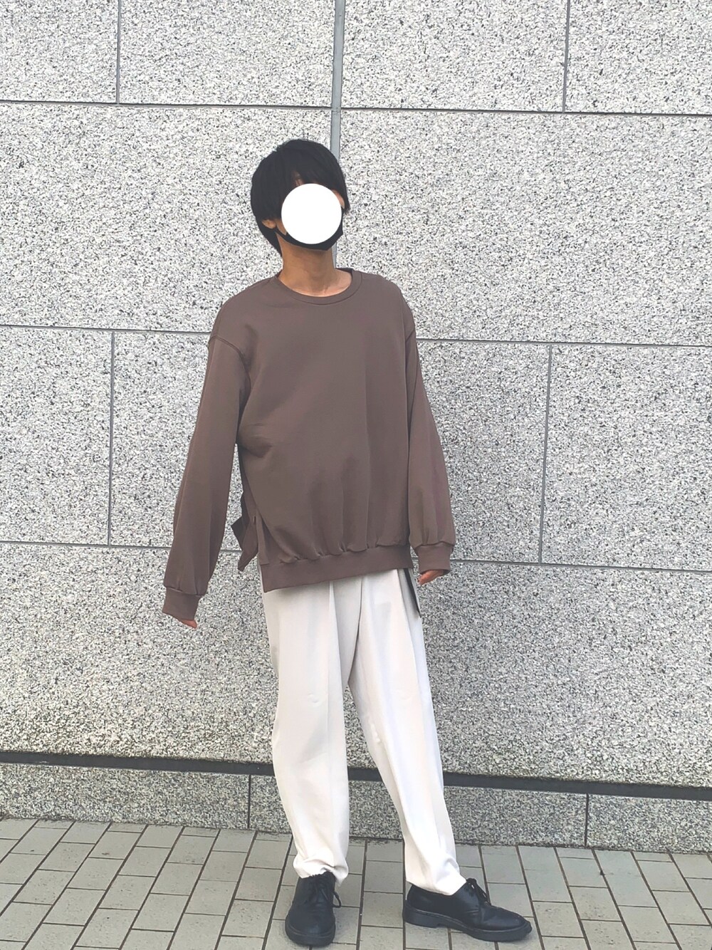 「シンプルコーデ、お洒落さんとつながりたい、カジュアル、秋冬コーデ、ootd、通学コーデ、LILL (リル)、UNIQLO、きれいめカジュアル、ブラウンコーデ」｜「LILLのスモーキートーンドロップショルダー袖ボリュームサイドスリットクルースウェット（スウェット、グレー系）」を使った、ヒビさん（メンズ・170cm）の秋コーディネートの1枚目の写真