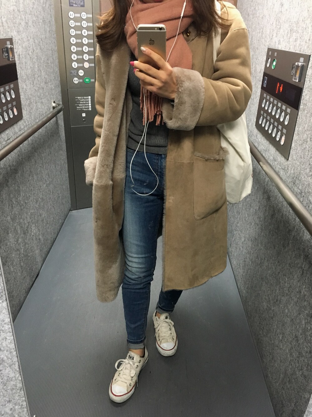 「カジュアルコーデ、デニム、mesondereefur、シンプルコーデ、converse、AcneStudios、スニーカー」｜「SHIPSのアイテム（ムートンコート、ベージュ系）」を使った、kihoさん（レディース・151cm）の秋コーディネートの1枚目の写真