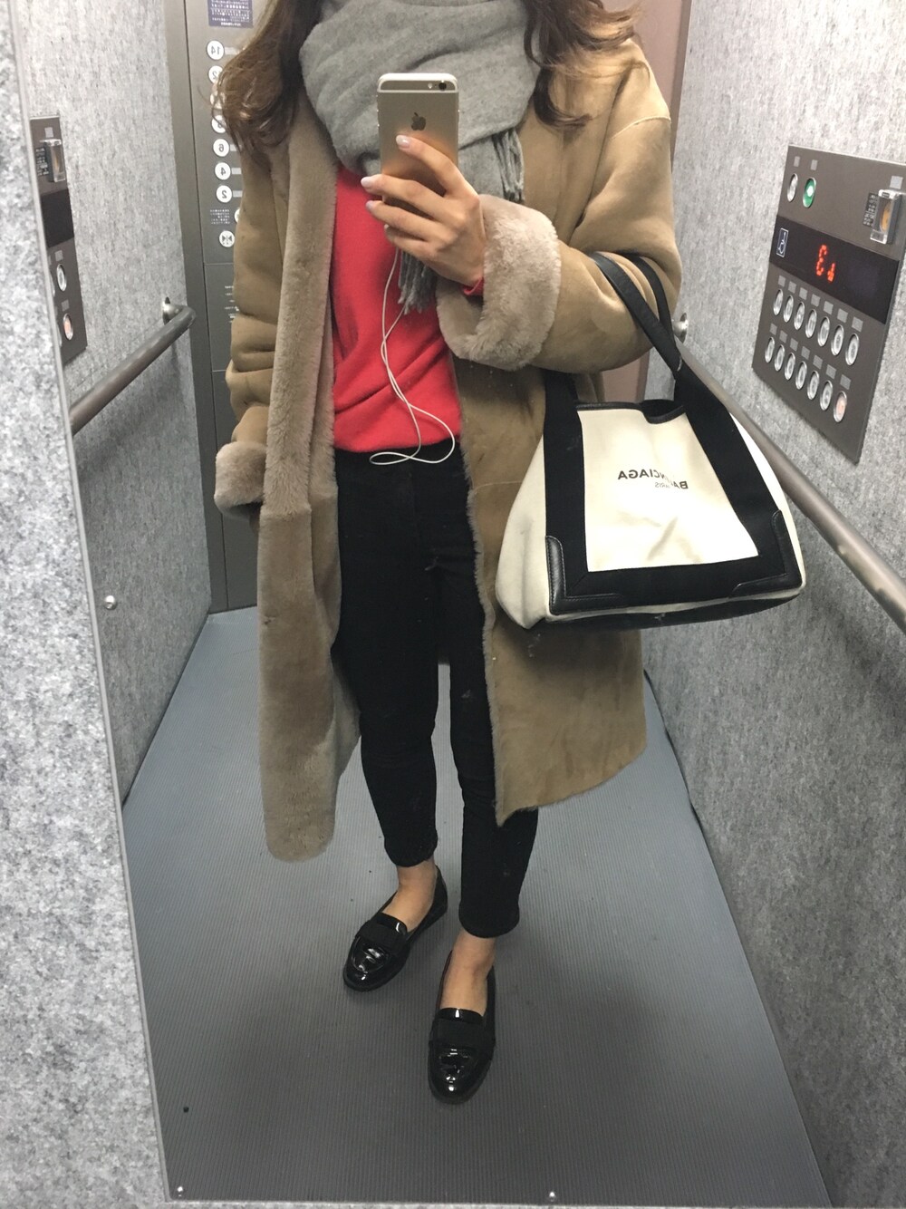 「シンプルコーデ、ラフ、ピンク、ootd、黒」｜「Acne StudiosのACNE STUDIOS CANADA マフラー（マフラー、グレー系）」を使った、kihoさん（レディース・151cm）の冬コーディネートの1枚目の写真