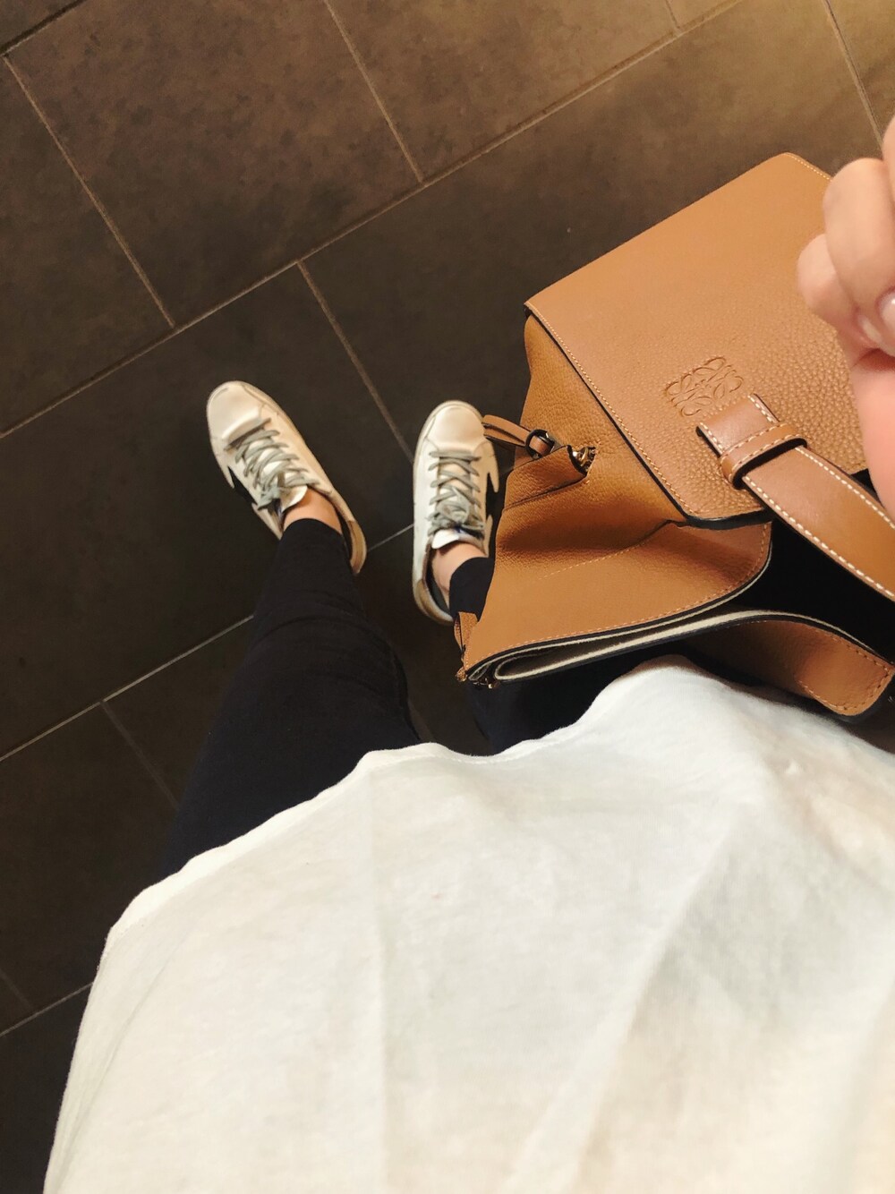 「シンプル、低身長、スニーカーコーデ、きれいめカジュアル、モノトーン、LOEWE、GOLDEN GOOSE」｜「GOLDEN GOOSEのアイテム（スニーカー、その他）」を使った、kihoさん（レディース・151cm）の秋コーディネートの1枚目の写真