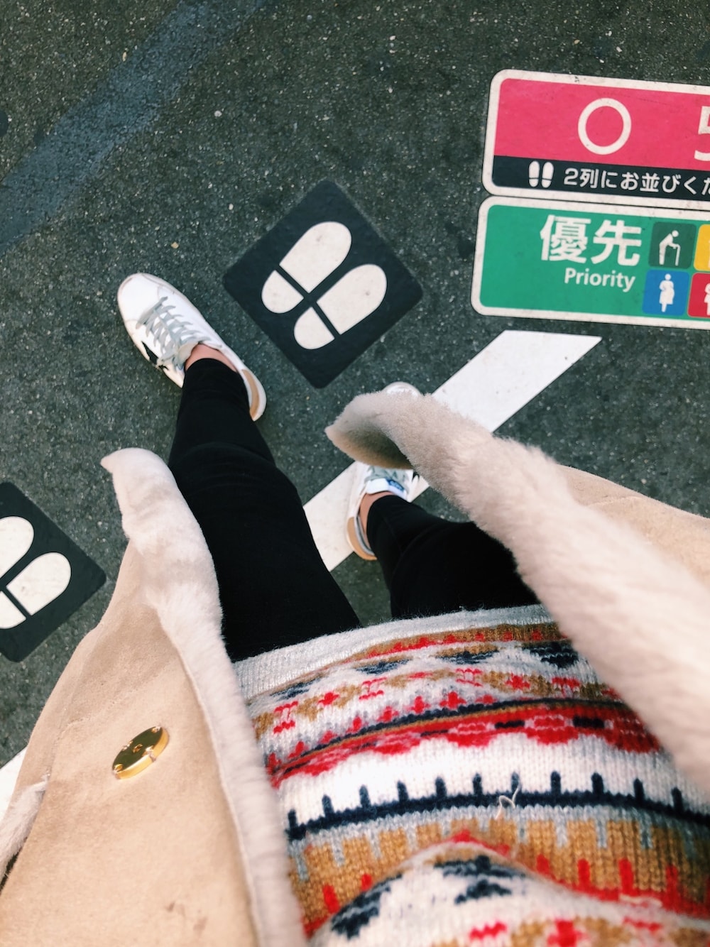 「オトナカジュアル、冬コーデ、パンツスタイル、シンプル、低身長、クリスマスコーデ、outfit」｜「GOLDEN GOOSEのアイテム（スニーカー、その他）」を使った、kihoさん（レディース・151cm）の冬コーディネートの1枚目の写真