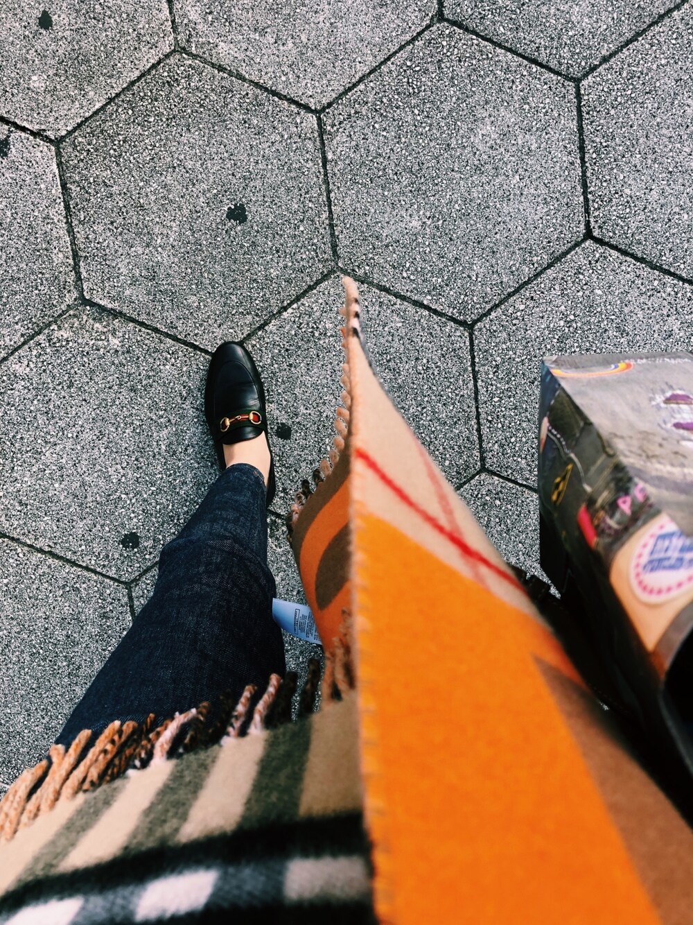 「秋冬コーデ、大人カジュアル、パンツスタイル、シンプルコーデ、休日スタイル、GUCCI、burberry」｜「GUCCIのアイテム（ローファー、ブラック系）」を使った、kihoさん（レディース・151cm）の秋コーディネートの1枚目の写真