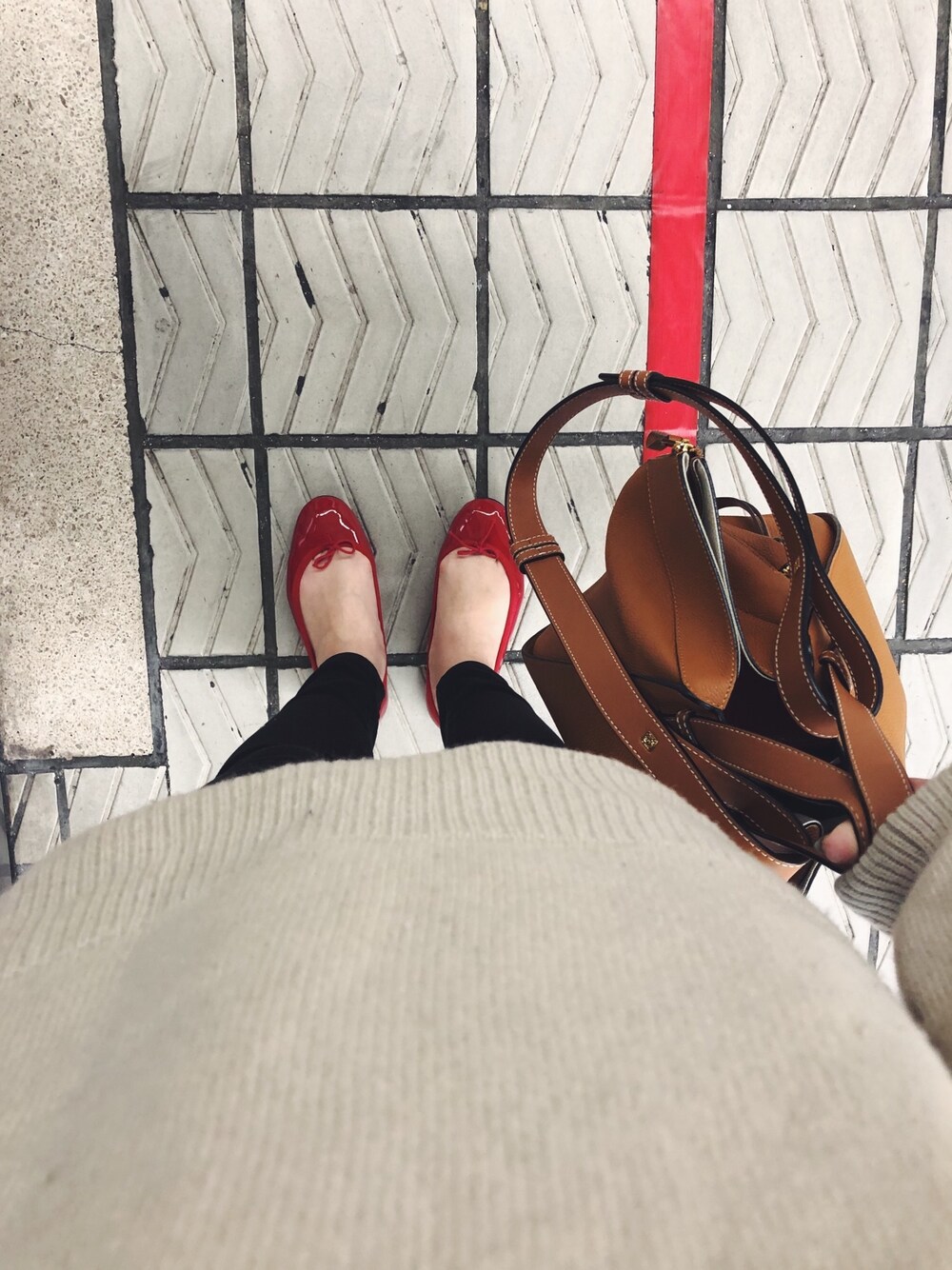 「休日コーデ、ootd、きれいめカジュアル、大人カジュアル、ニット、LOEWE、repetto」｜「RepettoのLILI ,  BALLERINA / V1790V [Black, Red]（バレエシューズ、レッド系）」を使った、kihoさん（レディース・152cm）の秋コーディネートの1枚目の写真
