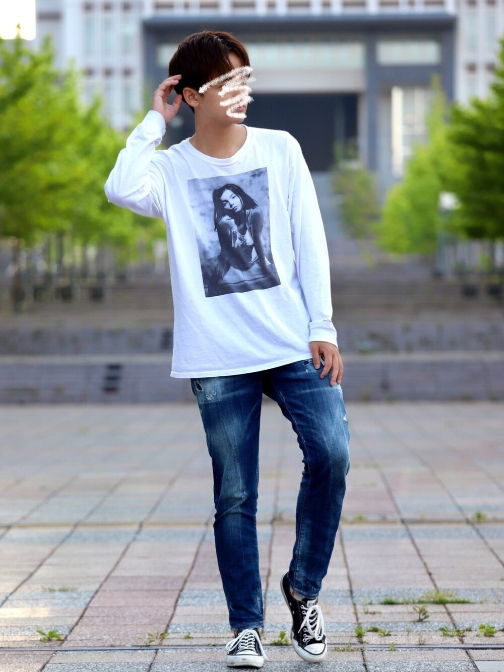 ホワイト系のTシャツ/カットソー、ブルー系のデニムパンツ、ブラック系のスニーカーを着用したメンズの夏コーディネートの1枚目の写真