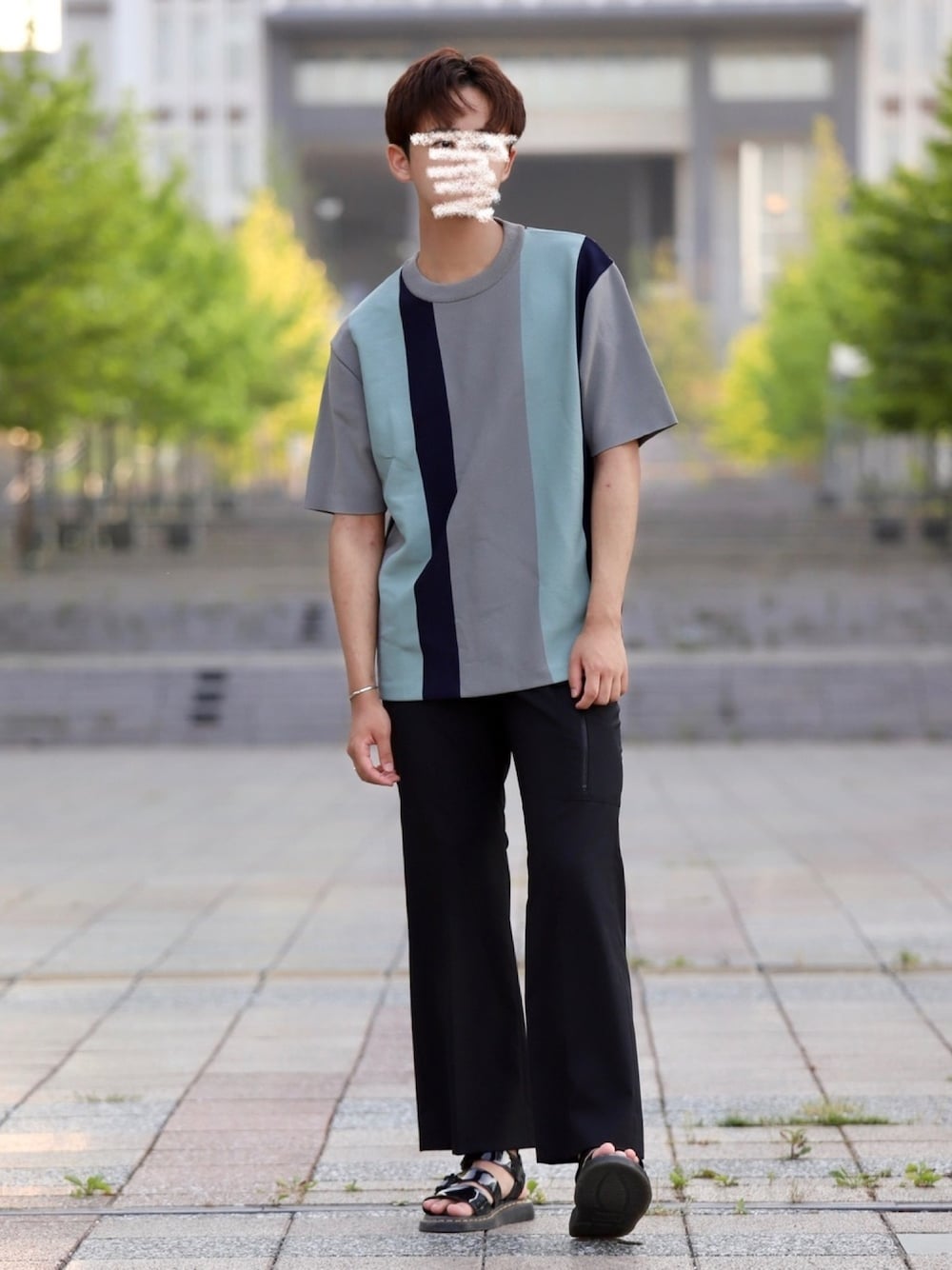 ホワイト系のニット/セーター、ブラック系のその他パンツ、ブラック系のサンダルを着用したメンズの夏コーディネートの1枚目の写真