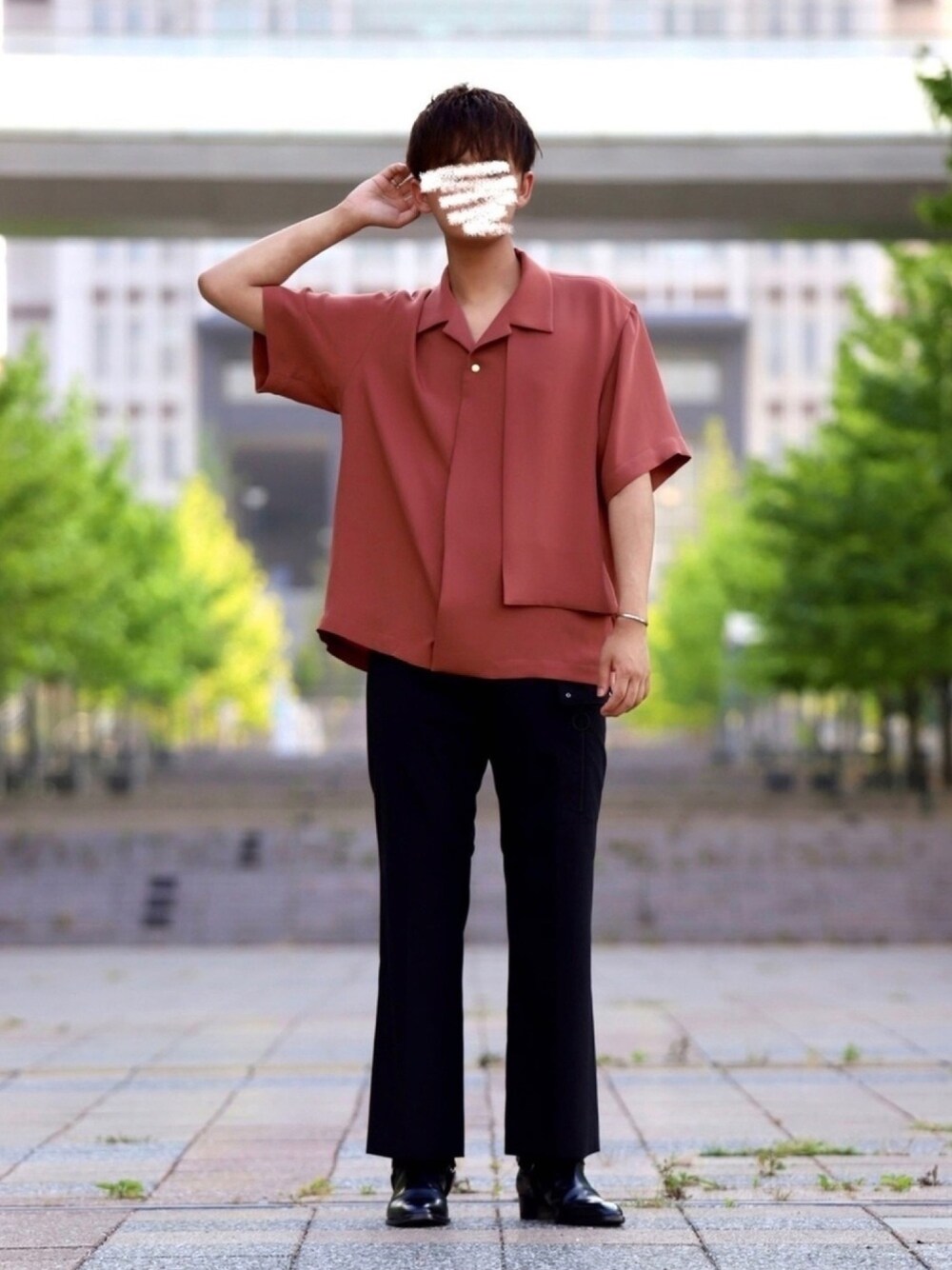 レッド系のシャツ/ブラウス、ブラック系のパンツ、ブラック系のブーツを着用したメンズの夏コーディネートの1枚目の写真
