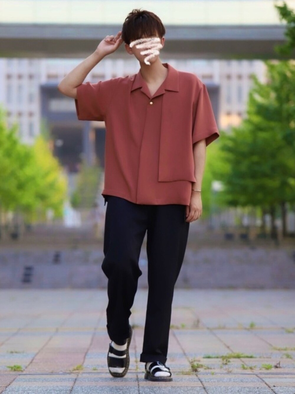「夏コーデ、シンプルコーデ、シャツ、レッド、スラックス、サンダル、サンダルに靴下、バングル、おしゃれさんと繋がりたい」｜「CULLNIの【CULLNI】STUDIOUS限定　LAYERED S/S SH（シャツ/ブラウス、レッド系）」を使った、KOKIさん（メンズ・182cm）の夏コーディネートの1枚目の写真