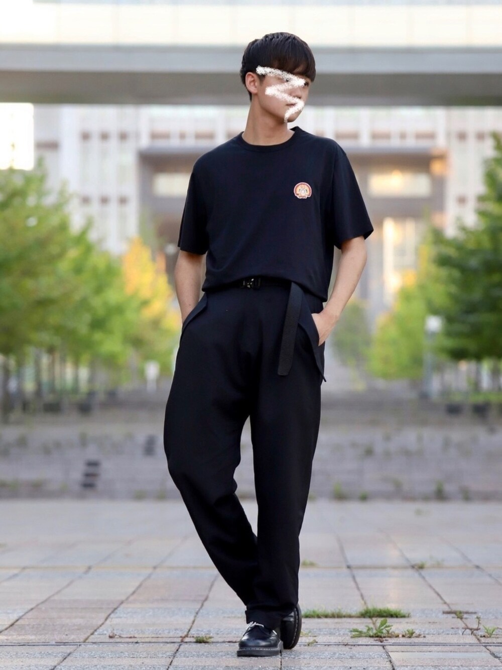 ブラック系のTシャツ/カットソー、ブラック系のスラックス、ブラック系のブーツを着用したメンズの夏コーディネートの1枚目の写真