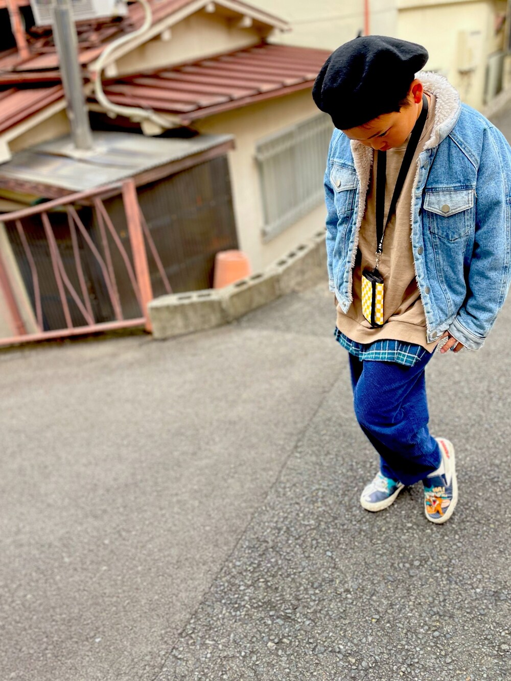 「コーデュロイ、コールテンパンツ、デニムジャケット、ベレー帽、おしゃれさんと繋がりたい」｜「ＣＡＭＥＬのアイテム（デニムジャケット、ブルー系）」を使った、白山 知枝さん（キッズ・136cm）の冬コーディネートの1枚目の写真