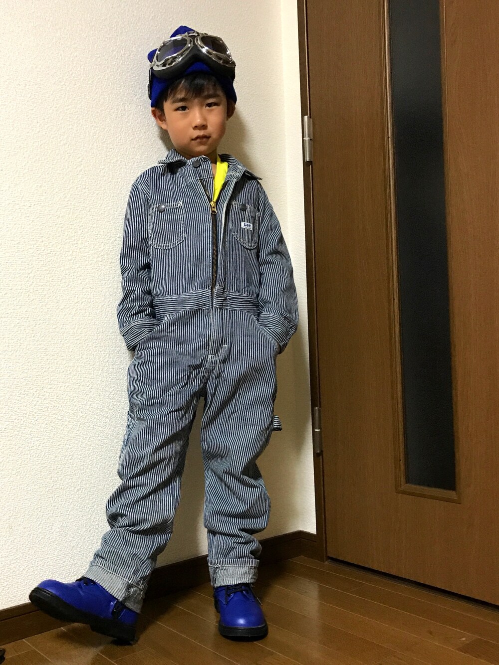 「ニット帽、キッズファッション、kids、男の子、kidsfashion、おとこのこ、RADCUSTOM、5歳、つなぎ、ヒッコリー」｜「Leeのアイテム（つなぎ/オールインワン、その他）」を使った、yotaさん（キッズ・110cm）の秋コーディネートの1枚目の写真