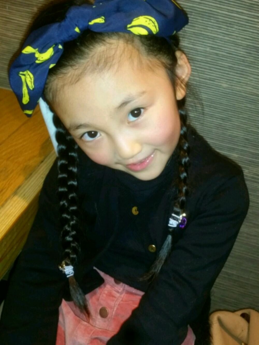 「女の子、ガールスタイル、キッズコーデ、大人顔負け、編み込みヘアー、お出掛け」｜「Claire’sのアイテム（ヘアゴム、パープル系）」を使った、まりあん♡さん（キッズ・120cm）の冬コーディネートの1枚目の写真
