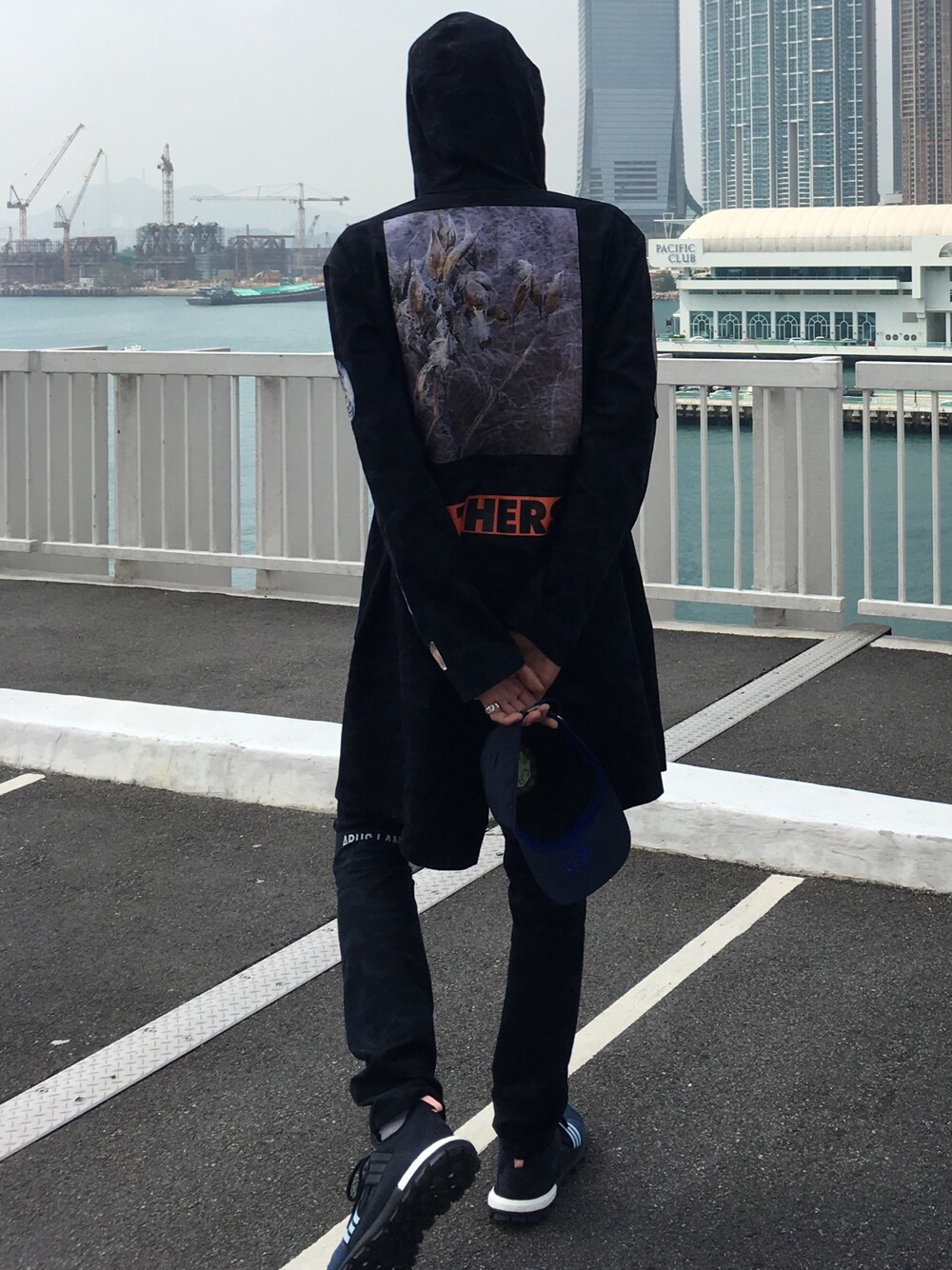 「RAF SIMONSのアイテム（モッズコート、ブルー系）」を使った、Luciousさん（メンズ・178cm）の春コーディネートの1枚目の写真
