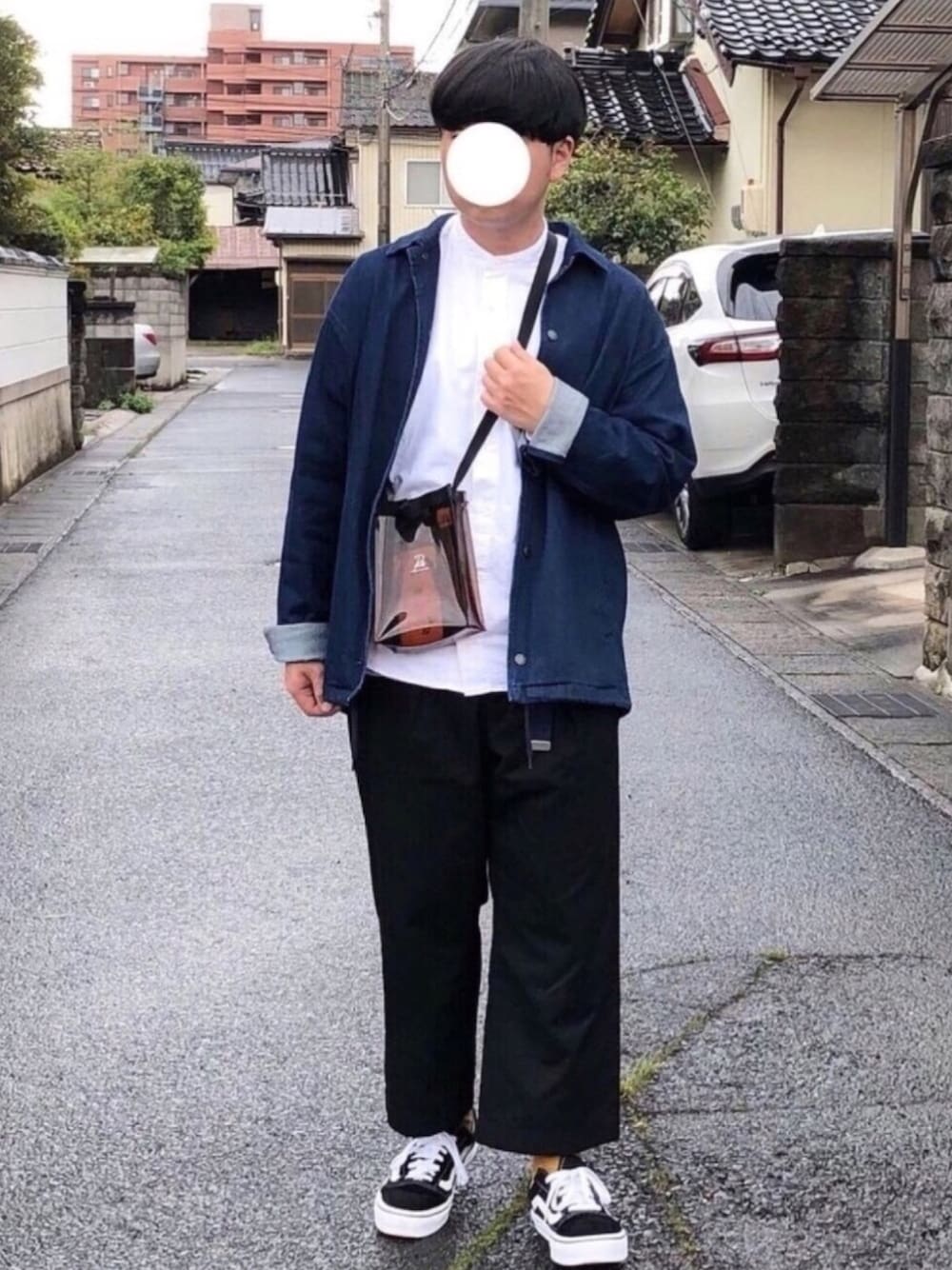 「おしゃれさんと繋がりたい、着回しコーデ、GU、デニムコーチジャケット、ワイドパンツ、VANSのスニーカー、Junred、pvcバッグ、バンドカラーシャツ」｜「VANSのVANS ヴァンズ OLD SKOOL LITE オールドスクール ライト V36LITE 18SP BLACK（スニーカー、ブラック系）」を使った、ＴａＫｕ🥑さん（メンズ・168cm）の春コーディネートの1枚目の写真