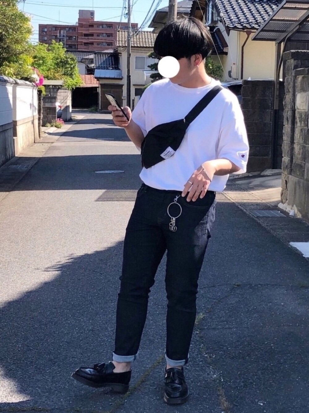 「おしゃれさんと繋がりたい、初夏コーデ、Champion、スキニーデニム、UNIQLO、DEVICE(DEVICE)、ウエストバッグ、タックイン、Dr.Martens、低身長」｜「ChampionのChampion Authentic T-SHIRTS/ チャンピオン コットン Tシャツ(1/2スリーブ)（Tシャツ/カットソー、ホワイト系）」を使った、ＴａＫｕ🥑さん（メンズ・168cm）の春コーディネートの1枚目の写真
