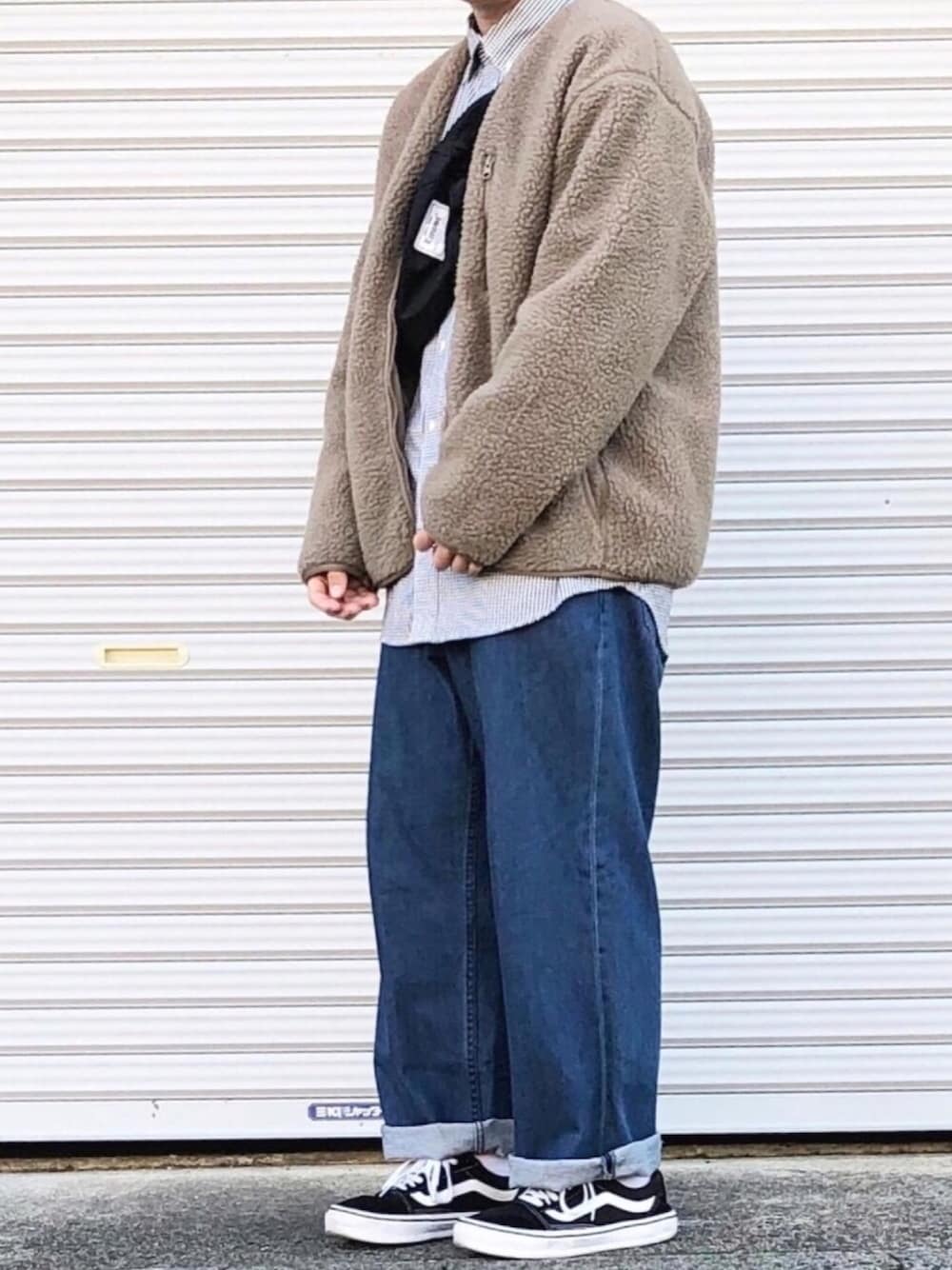 ブラック系のボディバッグ/ウエストポーチ、ベージュ系のカーディガン/ボレロ、ブラック系のシャツ/ブラウスを着用したメンズの秋コーディネートの1枚目の写真