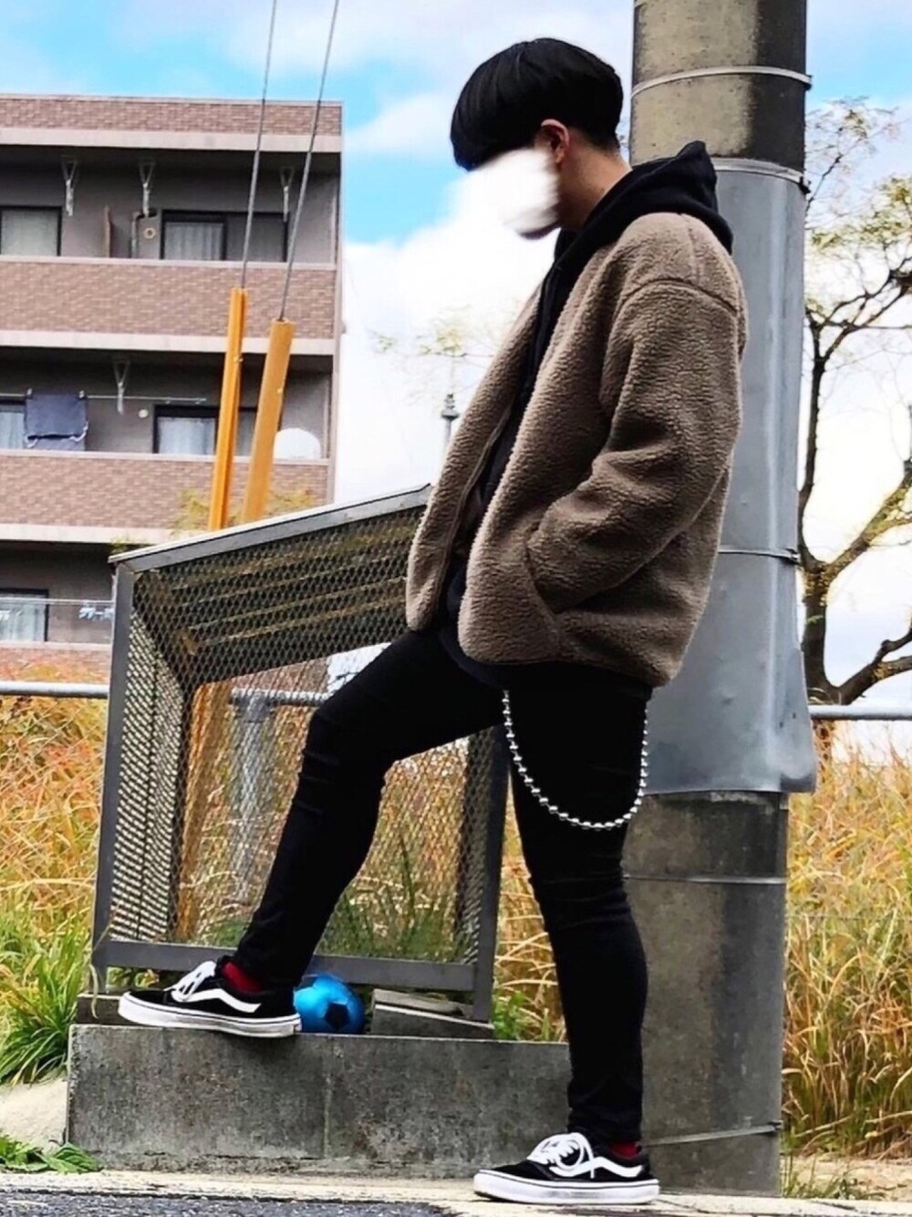 「秋冬コーデ、ボア、おしゃれさんと繋がりたい、きれいめカジュアル、パーカー、黒スキニー、ウォレットチェーン、VANS、低身長、GU」｜「GUのアイテム（パーカー、ブラック系）」を使った、ＴａＫｕ🥑さん（メンズ・168cm）の冬コーディネートの1枚目の写真