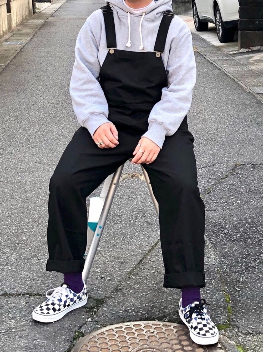 「おしゃれさんと繋がりたい、シンプル、オーバーオール、パーカー、GU、クティール、UNIQLO、VANS、低身長」｜「UNIQLOの50色ソックス（消臭機能付き）（ソックス/靴下、パープル系）」を使った、ＴａＫｕ🥑さん（メンズ・168cm）の秋コーディネートの1枚目の写真