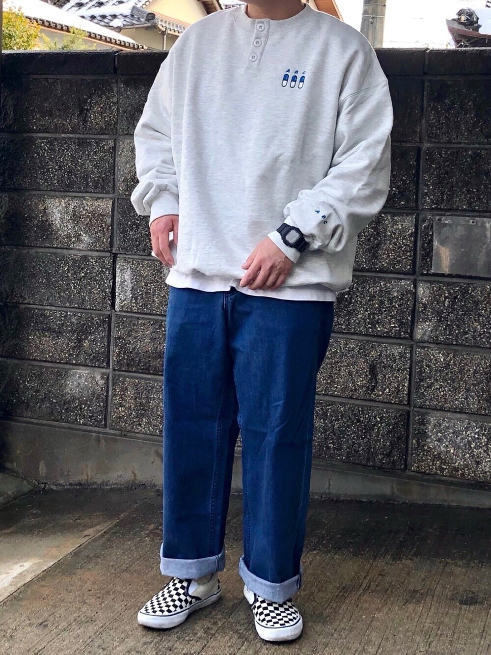 「おしゃれさんと繋がりたい、スウェット、刺繍、デニム、ワイドデニム、VANS、スリッポン、チェッカー、低身長」｜「Perushuのモチーフ刺繍ヘンリーネック裏起毛スウェット（スウェット、グレー系）」を使った、ＴａＫｕ🥑さん（メンズ・168cm）の冬コーディネートの1枚目の写真