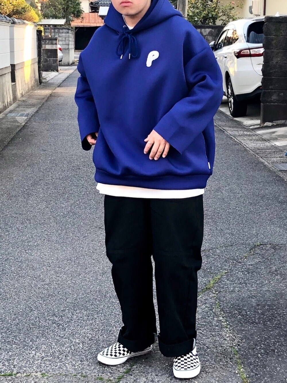 「おしゃれさんと繋がりたい、パーカー、ダンボール素材、ワークパンツ、ワイドパンツ、ロンT、レイヤードスタイル、VANS、スリッポン、低身長」｜「Perushuのダンボール生地サガラ刺繍ルーズパーカー（パーカー、ブルー系）」を使った、ＴａＫｕ🥑さん（メンズ・168cm）の春コーディネートの1枚目の写真