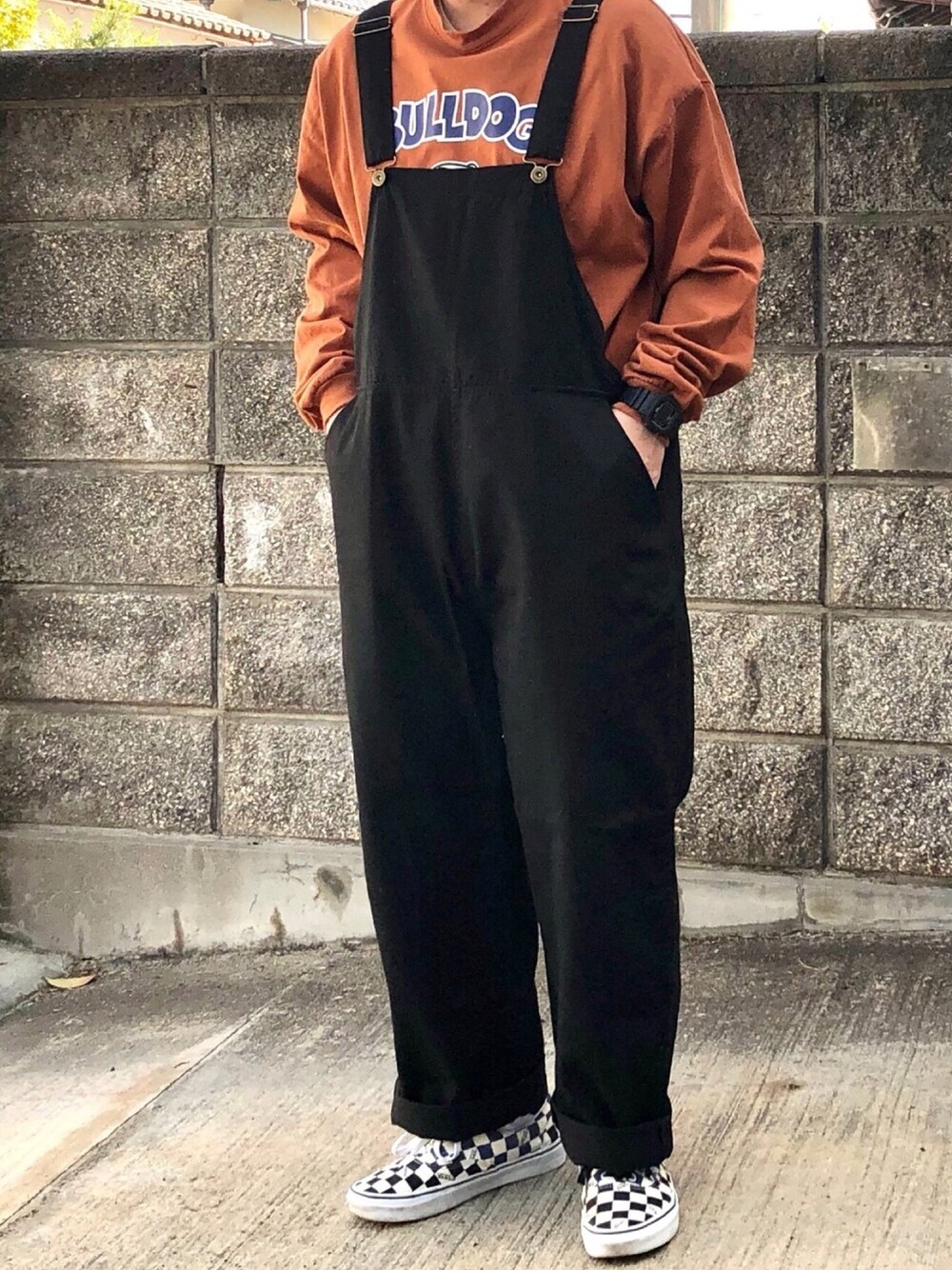 「おしゃれさんと繋がりたい、オーバーオール、ロンT、オレンジ、プリントT、VANS、低身長」｜「kutirのワイドオーバーオール（サロペット/オーバーオール、ブラック系）」を使った、ＴａＫｕ🥑さん（メンズ・168cm）の春コーディネートの1枚目の写真