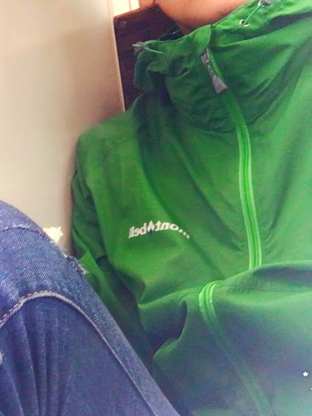 グリーン系のマウンテンパーカー、ブルー系のデニムパンツを着用したメンズの春コーディネートの1枚目の写真