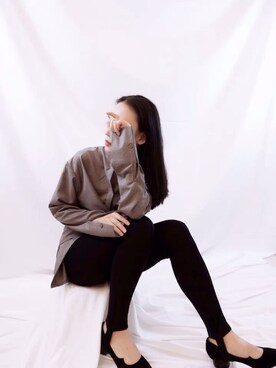 「symbolsのアイテム（シャツ/ブラウス、グレー系）」を使った、小朱马さん（レディース）の秋コーディネート