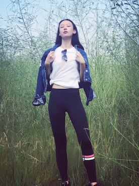 「Guess（ゲス）のアイテム（Tシャツ/カットソー、ホワイト系）」を使った、小朱马さん（レディース）の秋コーディネート