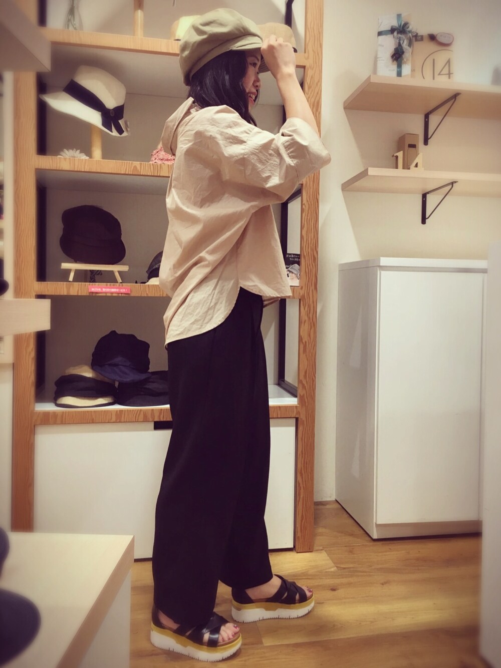 ベージュ系のキャスケットを着用したレディースの夏コーディネートの1枚目の写真