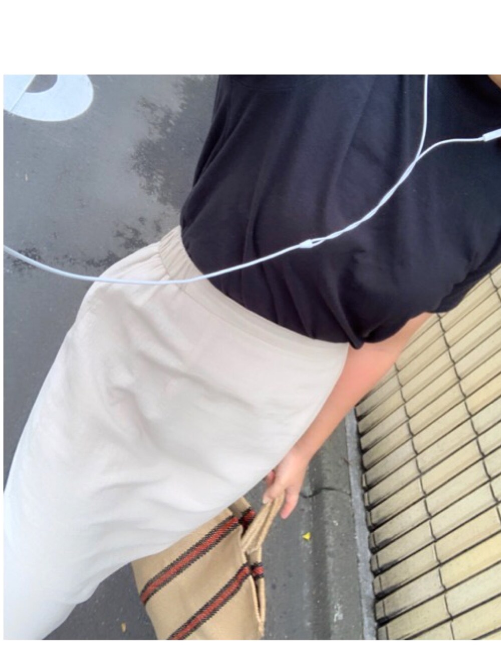 「ZARAのアイテム（Tシャツ/カットソー、ブラック系）」を使った、malicaさん（レディース・157cm）の夏コーディネートの1枚目の写真