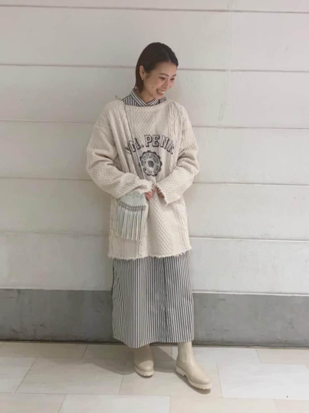 ホワイト系のショルダーバッグ、グリーン系のシャツワンピース、ベージュ系のブーツを着用したレディースの夏コーディネートの1枚目の写真